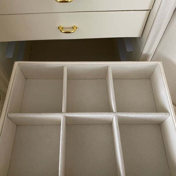 Elegant Cream Jewelry Box with Gold Accent - Picture 8 of 10